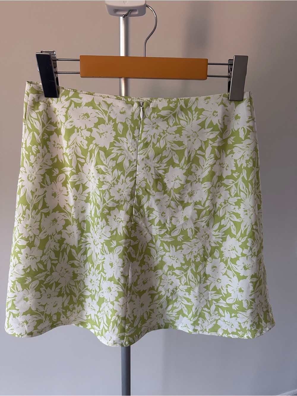 Beginning Boutique Green and White Floral Mini Skirt - Picture 2 of 3
